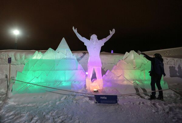 Посетитель в ледовом городе Гиперборея в Хибинах на территории центрального стадиона Горняк в Кировске