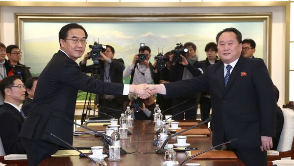 Министр южнокорейской ассоциации Чо Мьюнг Гион и глава северокорейской делегации Ри Сон Гвон во время встречи в Панмунджоме. 9 января 2018