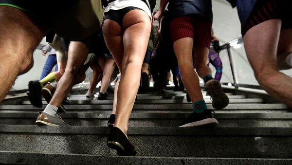 Участники флешмоба В метро без штанов в Праге