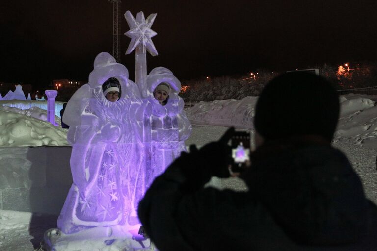 Посетители в ледовом городе Гиперборея в Хибинах на территории центрального стадиона Горняк в Кировске