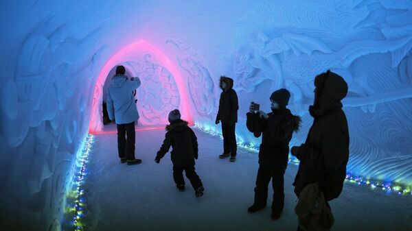 Посетители в тоннеле экскурсионно-туристического центра Снежная Деревня в Кировске