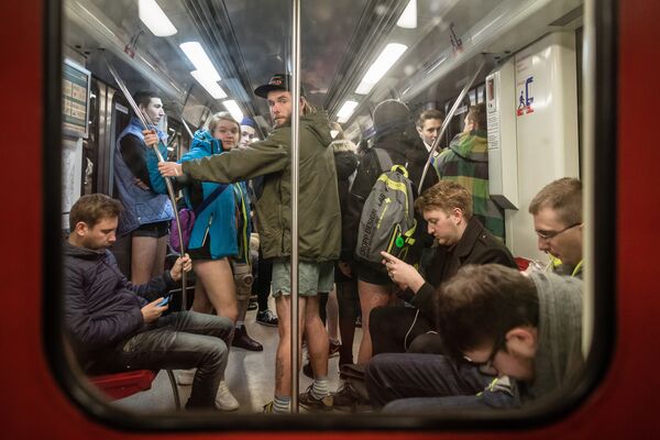 Участники флешмоба В метро без штанов в Варшаве
