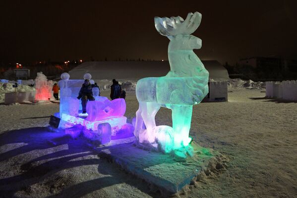 Посетители в ледовом городе Гиперборея в Хибинах на территории центрального стадиона Горняк в Кировске