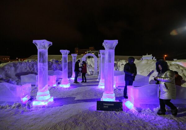 Посетители в ледовом городе Гиперборея в Хибинах на территории центрального стадиона Горняк в Кировске