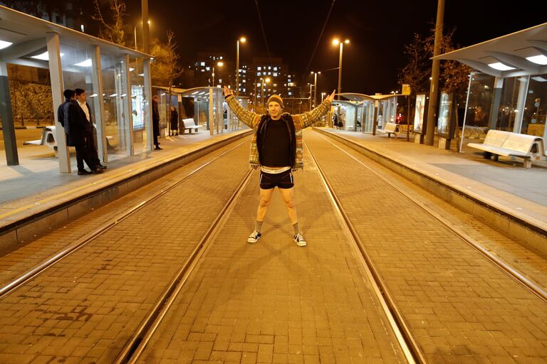 Участник флешмоба В метро без штанов в Иерусалиме