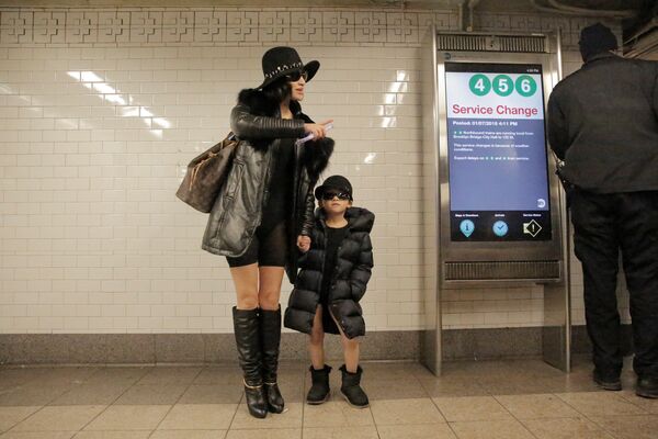 Участники флешмоба В метро без штанов в Нью-Йорке