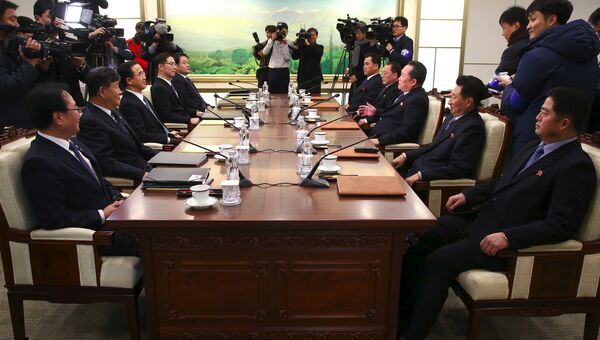 Участники встречи делегаций Северной и Южной Кореи. 9 января 2018