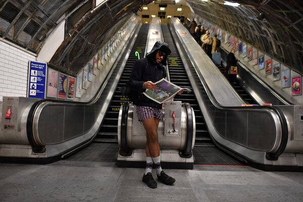 Участник флешмоба В метро без штанов в Лондоне