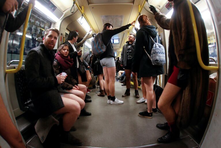 Участники флешмоба В метро без штанов в Берлине