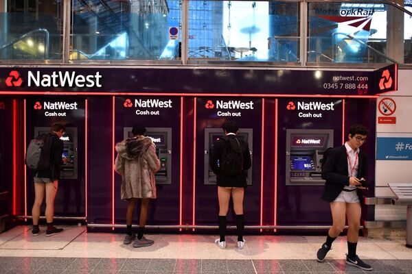 Участники флешмоба В метро без штанов в Лондоне