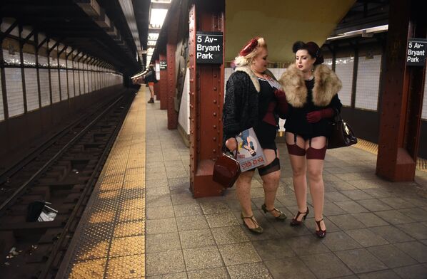 Участницы флешмоба В метро без штанов в Нью-Йорке