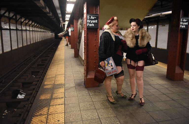 Участницы флешмоба В метро без штанов в Нью-Йорке