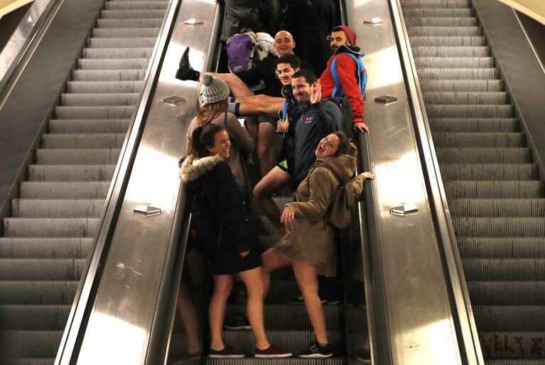 Участники флешмоба В метро без штанов в Праге