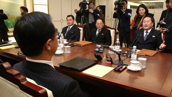 Глава северокорейской делегации Ли Сон Гвон во время встречи с министром южнокорейской ассоциации Чо Мьюнг Гионом. 9 января 2018