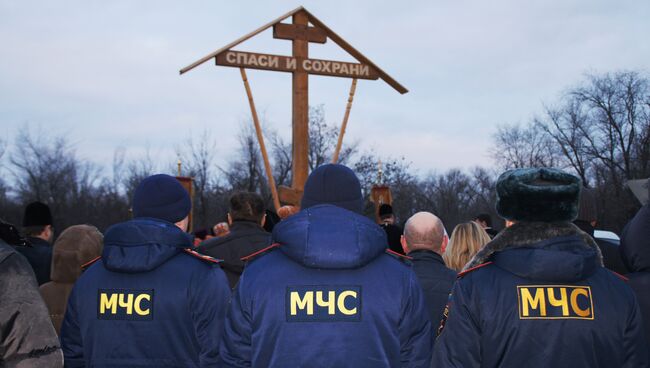 Шестиметровый поклонный крест, привезенный из Санкт-Петербурга, установлен в Славяносербском районе у линии соприкосновения в самопровозглашенной ЛНР. 9 января 2018