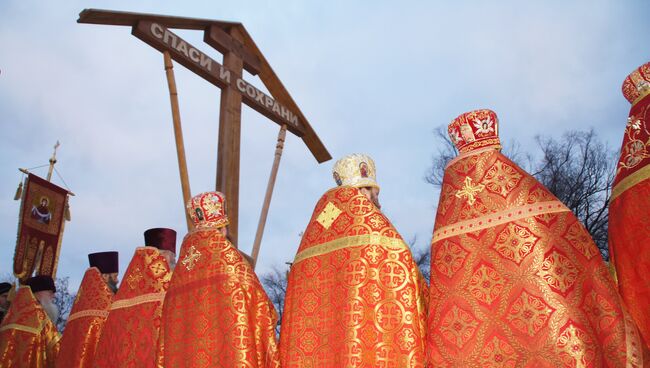 Шестиметровый поклонный крест, привезенный из Санкт-Петербурга, установлен в Славяносербском районе у линии соприкосновения в самопровозглашенной ЛНР. 9 января 2018