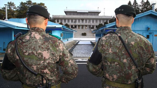 Южнокорейские военные в приграничной деревне Панмунджом во время встречи делегаций Северной и Южной Кореи. 9 января 2018