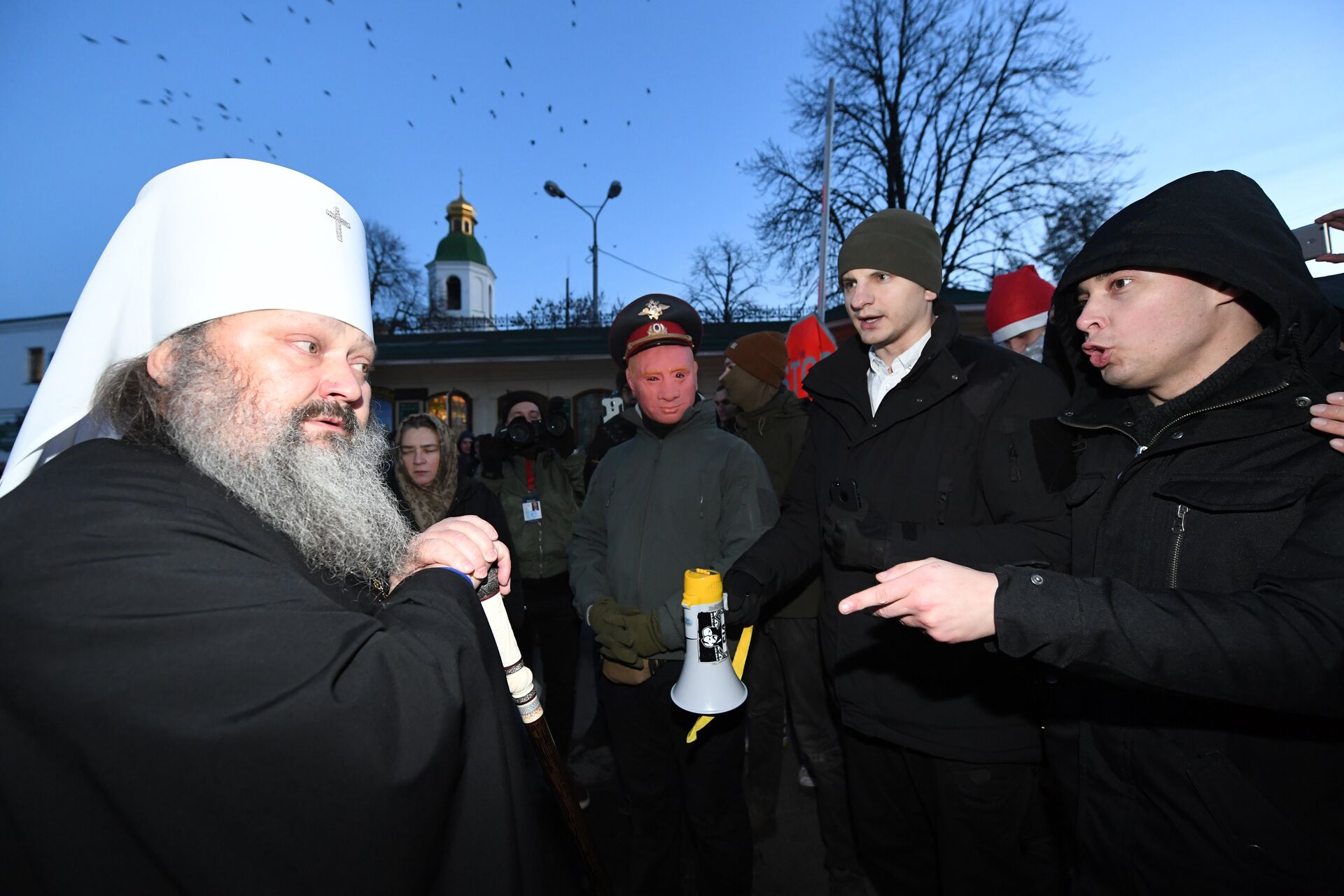 Митрополит Вышгородский и Чернобыльский Павел ведет переговоры с протестующими возле Киево-Печерской лавры. 8 января 2018 - РИА Новости, 1920, 07.07.2021