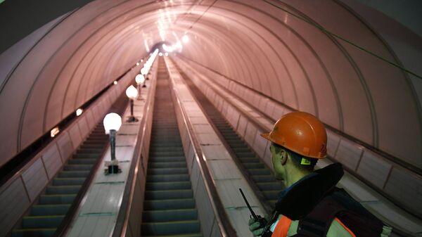Рабочий у эскалатора строящейся станции московского метро