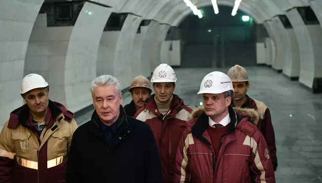 Мэр Москвы Сергей Собянин и генеральный директор ОАО Мосметрострой Сергей Жуков во время осмотра строящейся станции московского метро Окружная. 9 января 2018