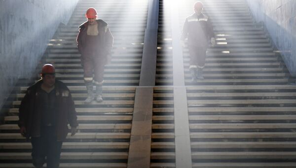 Рабочие на лестнице строящейся станции московского метро