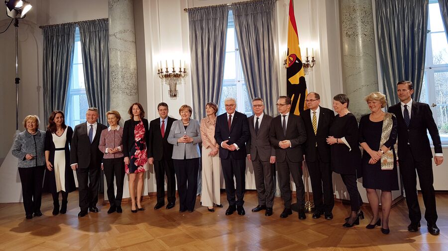 Президент ФРГ Франк-Вальтер Штайнмайер с супругой и действующее правительство ФРГ во дворце Бельвю. 9 января 2018