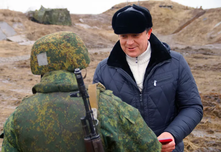 Исполняющий обязанности главы самопровозглашенной Луганской народной республики Леонид Пасечник вручает награды военнослужащим ЛНР. 9 января 2018 Исполняющий обязанности главы самопровозглашенной Луганской народной республики Леонид Пасечник вручает награды военнослужащим ЛНР. 9 января 2018