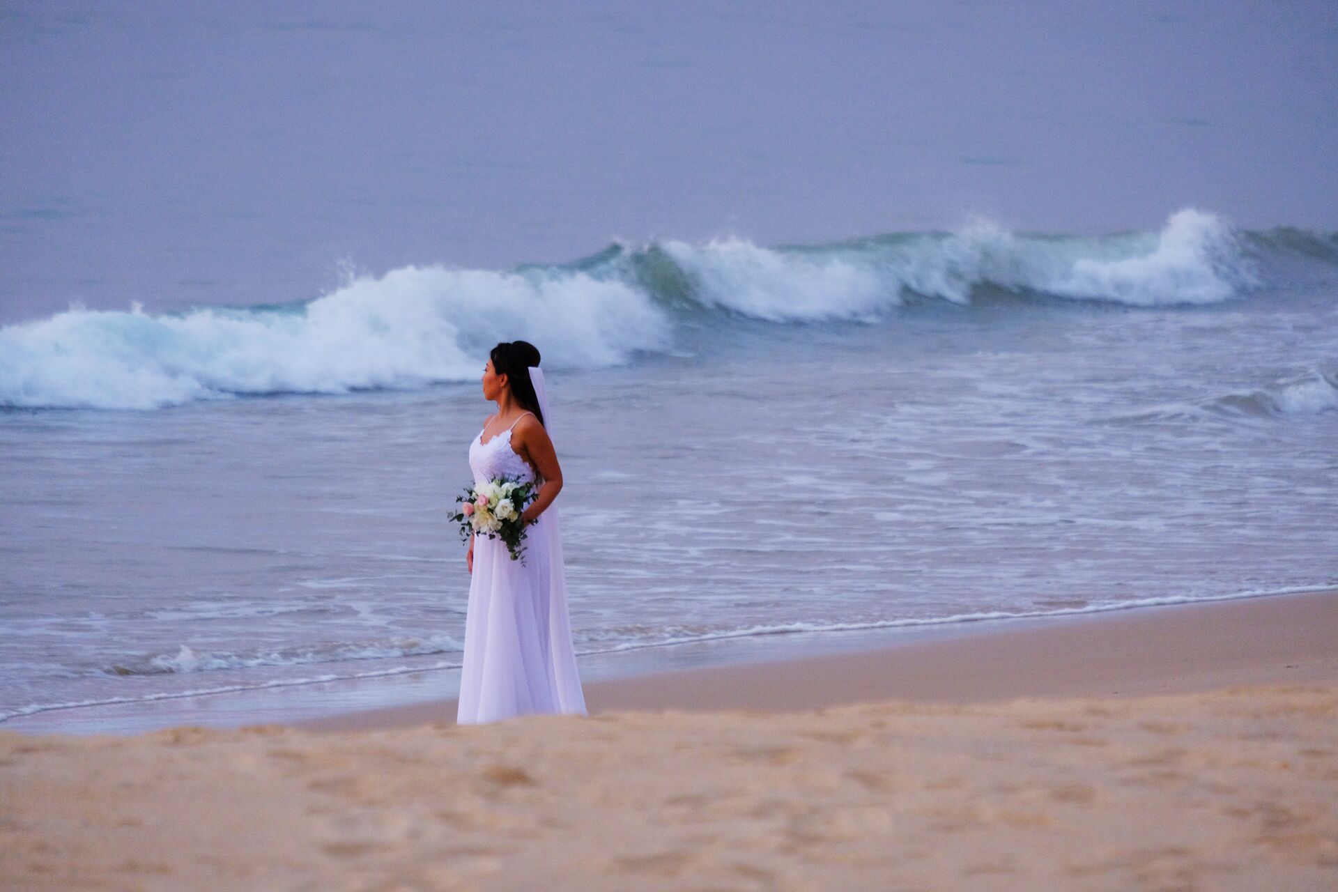 Невеста в белом платье с букетом цветов на пляже Таиланда (на берегу Андаманского моря) - РИА Новости, 1920, 03.02.2023