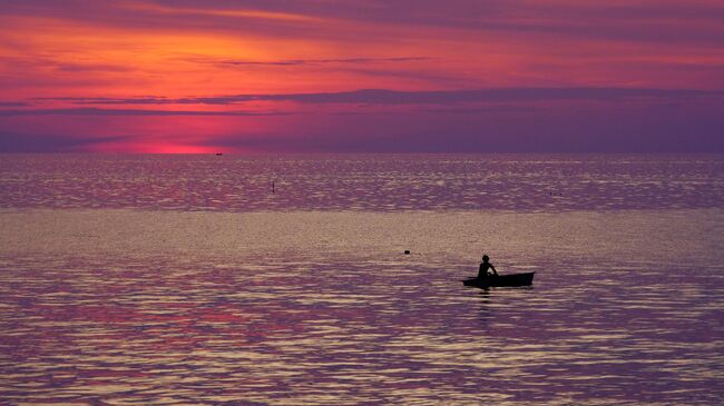 Рыбак в лодке в Андаманском море у побережья Таиланда. Архивное фото