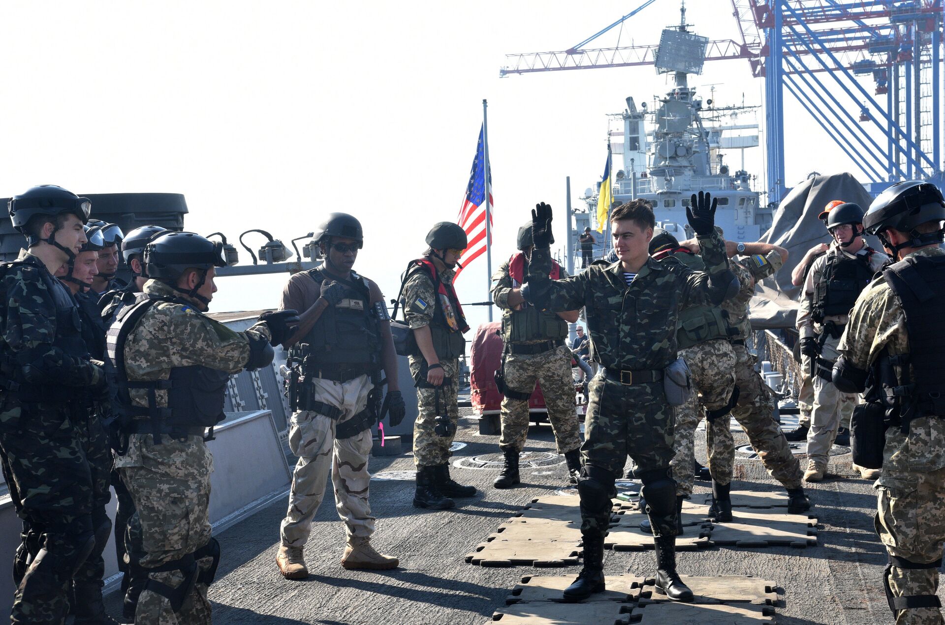 Военнослужащие США и Украины на военных украинско-американских военных учениях Sea Breeze-2015 - РИА Новости, 1920, 06.07.2023