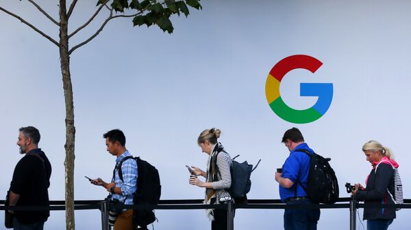 Люди в очереди перед началом презентации продукции компании Google в Сан-Франциско, США