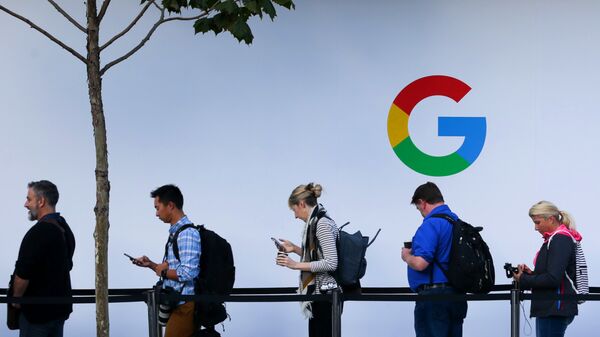 Люди в очереди перед началом презентации продукции компании Google в Сан-Франциско, США