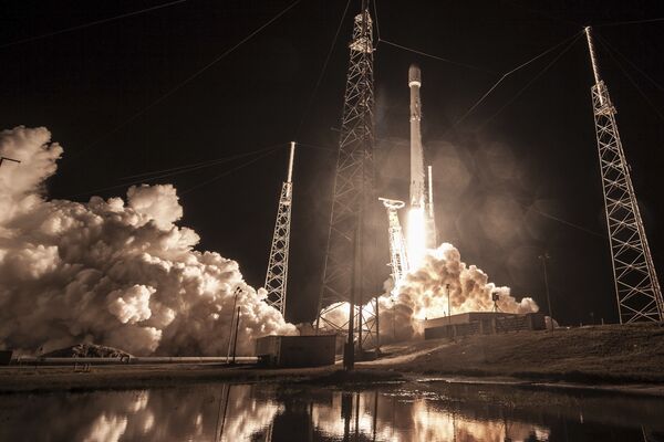 Запуск ракеты Falcon 9 на мысе Канаверал со спутником Zuma в США. 7 января 2018 Запуск ракеты Falcon 9 на мысе Канаверал со спутником Zuma в США. 7 января 2018