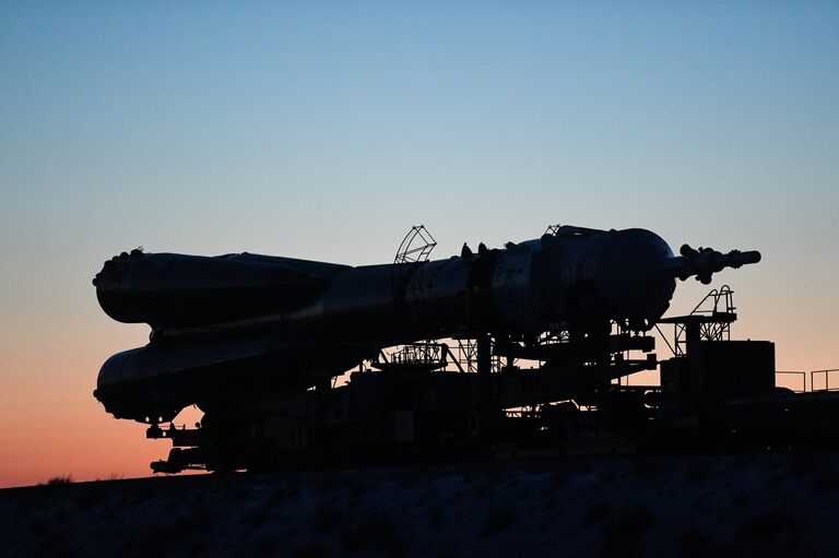 Вывоз ракеты-носителя Союз-ФГ с транспортным пилотируемым кораблем Союз МС-07 на стартовую площадку космодрома Байконур