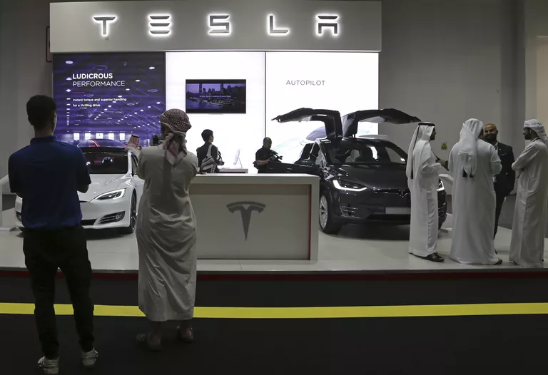 Стенд Tesla на автосалоне в Дубае Стенд Tesla на автосалоне в Дубае