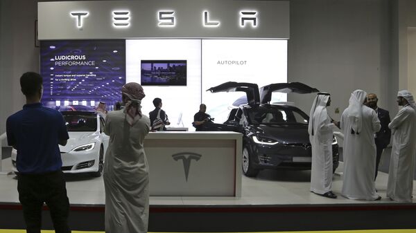 Стенд Tesla на автосалоне в Дубае