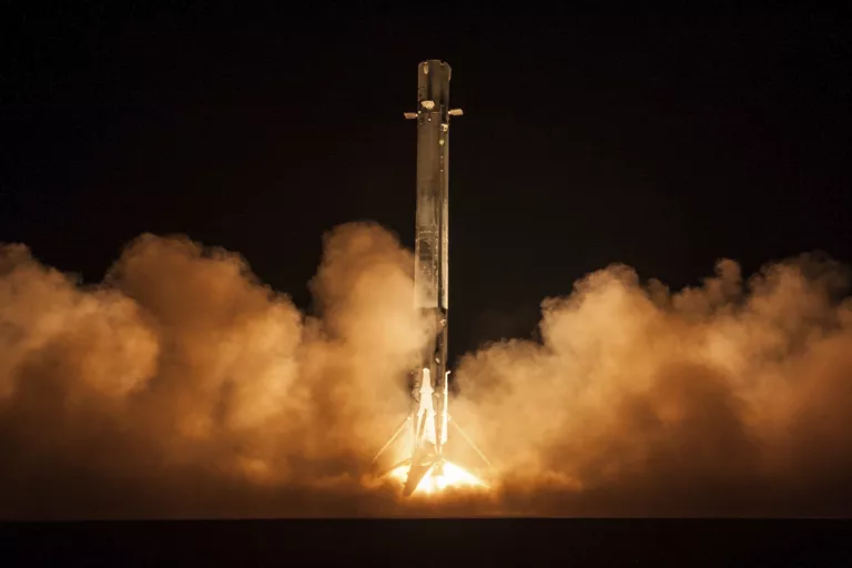 Запуск ракеты Falcon 9 на мысе Канаверал со спутником Zuma в США. 7 января 2018 Запуск ракеты Falcon 9 на мысе Канаверал со спутником Zuma в США. 7 января 2018