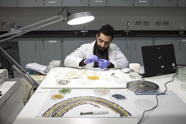 Реставрация ожерелья Тутанхамона в мастерской реставрации Великого Египетского музея в Гизе