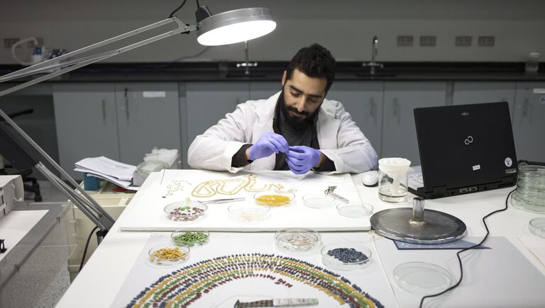 Реставрация ожерелья Тутанхамона в мастерской реставрации Великого Египетского музея в Гизе