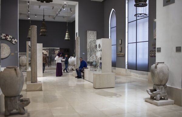 Посетители в Музее исламского искусства в Каире