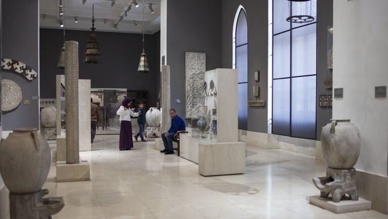 Посетители в Музее исламского искусства в Каире