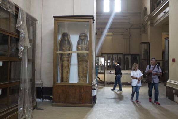 Посетители в Каирском египетском музее
