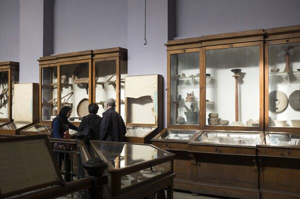 Посетители в Каирском египетском музее