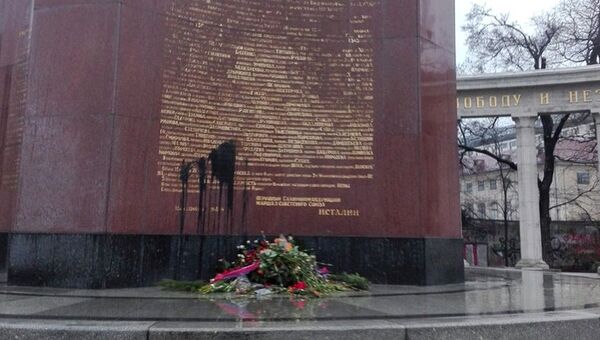 Оскверненный памятник советским воинам в Вене