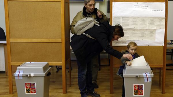 Избиратели во время голосования на президентских выборах в Праге. Архивное фото