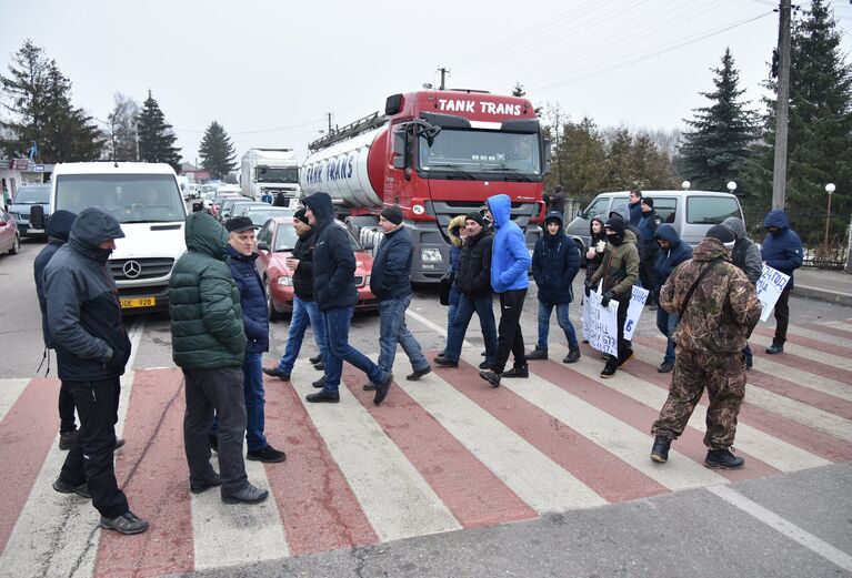 Участники акции протеста на границе между Украиной и Польшей. 10 января 2018