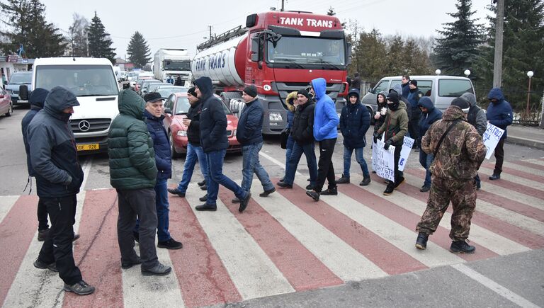 Участники акции протеста на границе между Украиной и Польшей. 10 января 2018