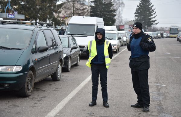 Сотрудники полиции во время акции протеста на границе между Украиной и Польшей. 10 января 2018