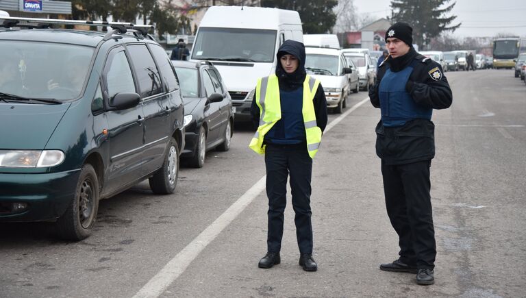 Сотрудники полиции во время акции протеста на границе между Украиной и Польшей. 10 января 2018