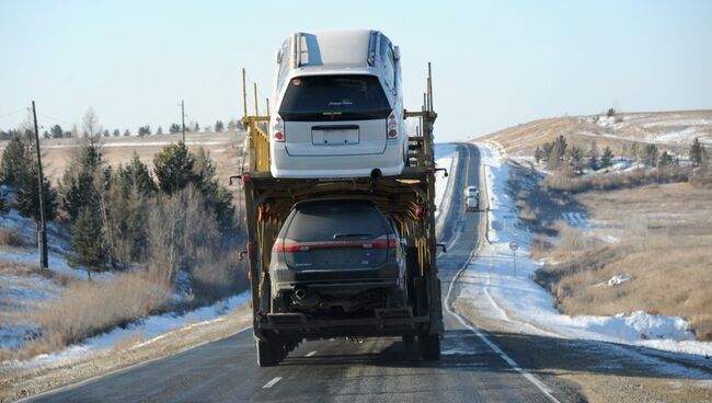 Автовоз на федеральной автомобильной дороге Р258 Байкал. Архивное фото.